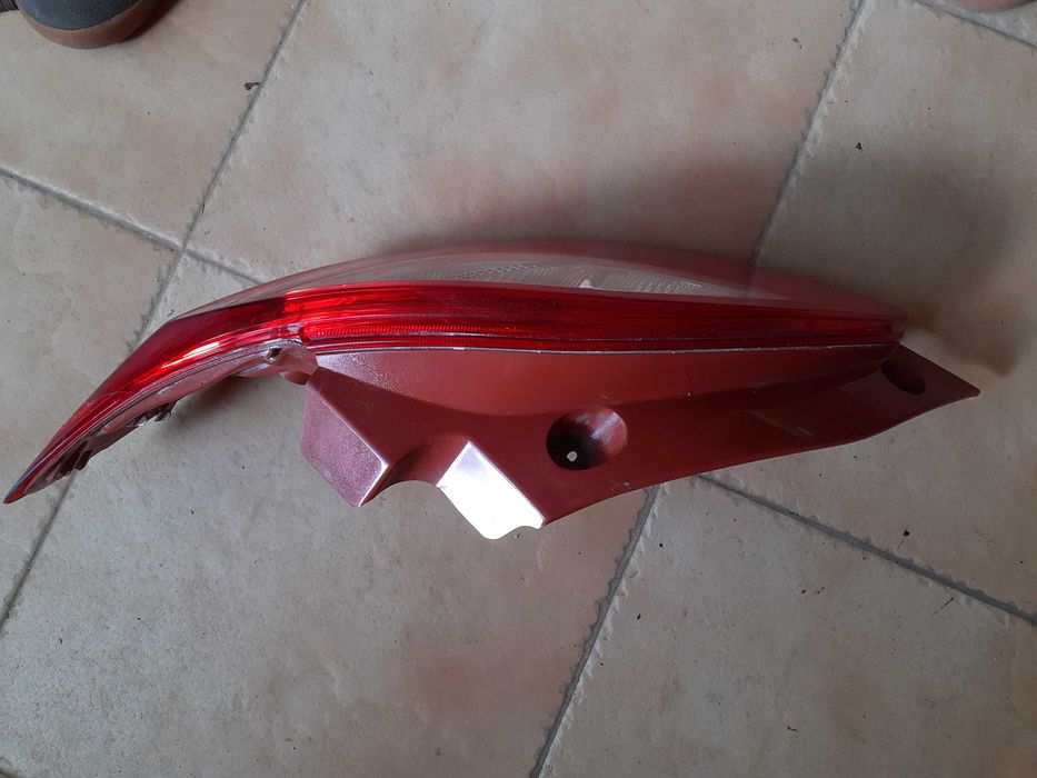 стоп заден десен за Мазда 2 леко спукан