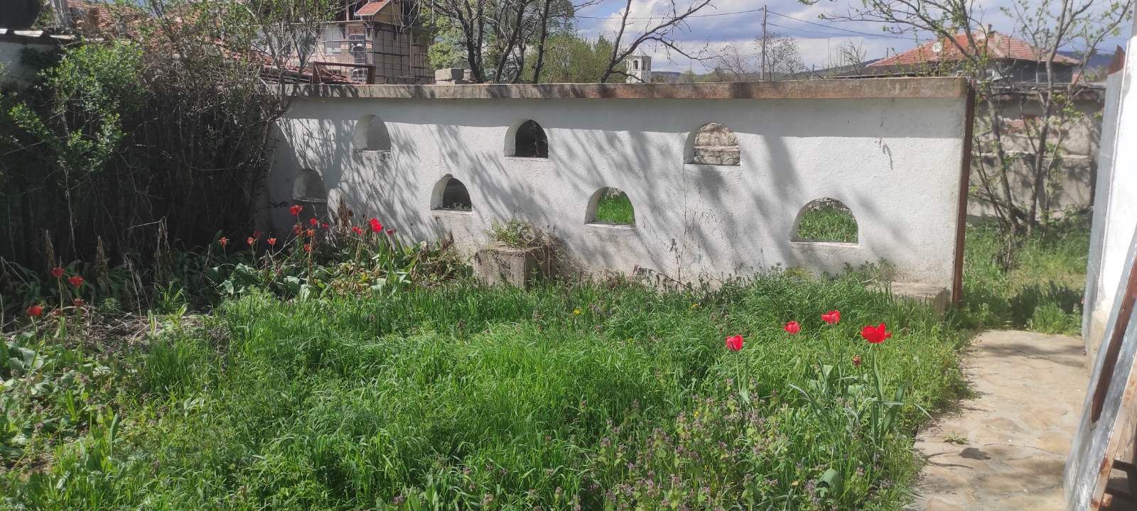 Продавам къща с двор