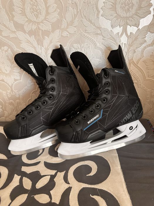 Продам хоккейные коньки 40 размера