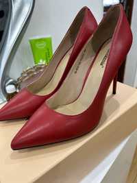Шикарные красные  туфли