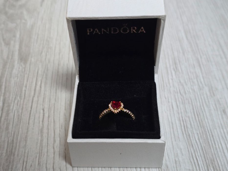 Inel Pandora gold inima rosie