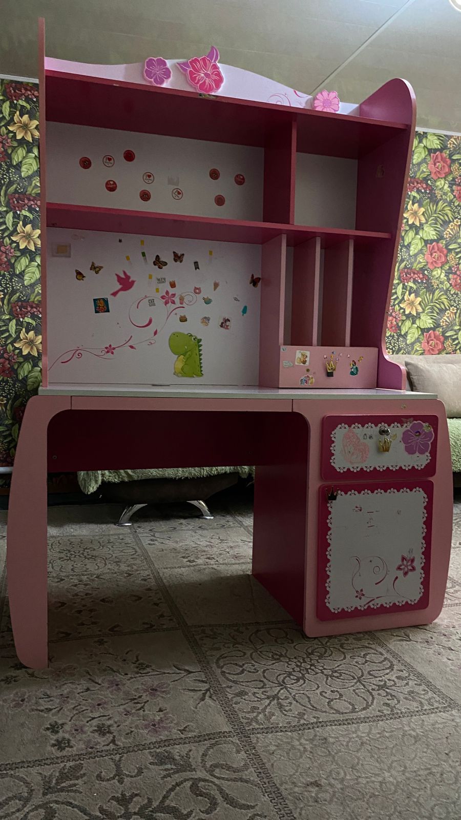 Продам детский стол стенку для девочек цвет розовый