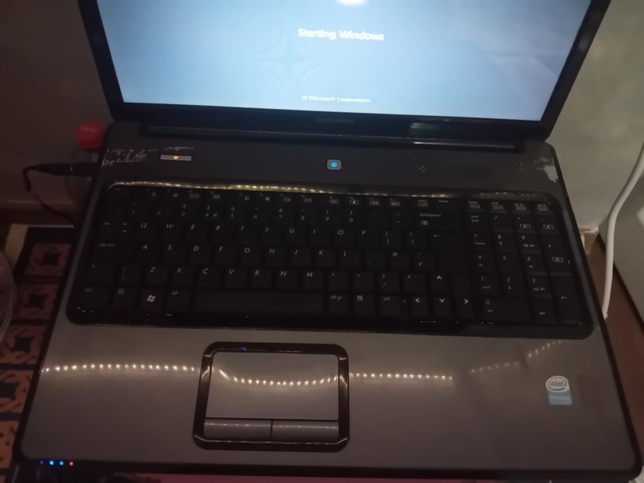 Vând laptop folosit model mai vechi dar funcționează foarte bine