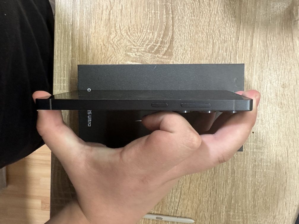Samsung S25 ultra 512GB НА 4 ЦИКЪЛА!!