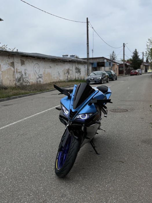 yamaha yzf r125 .
