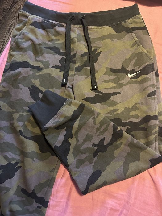 Камуфлажен dri-fit nike анцуг