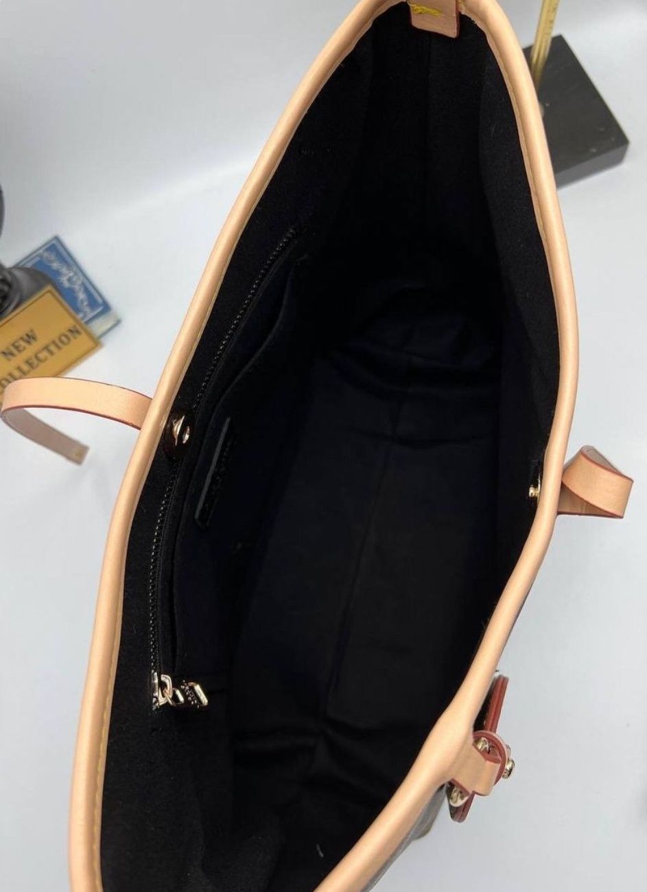 Дамска чанта Louis Vuitton и черна чанта CD