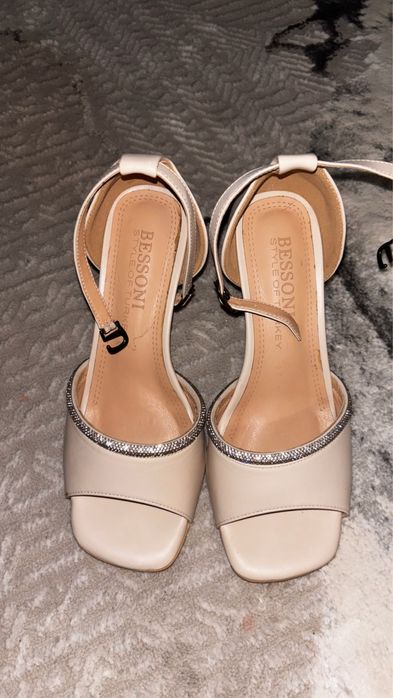 Продам туфли на каблуке размер 37