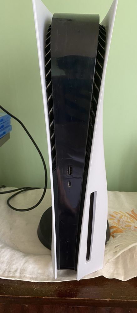Playstation 5 + 3 игри вид диск