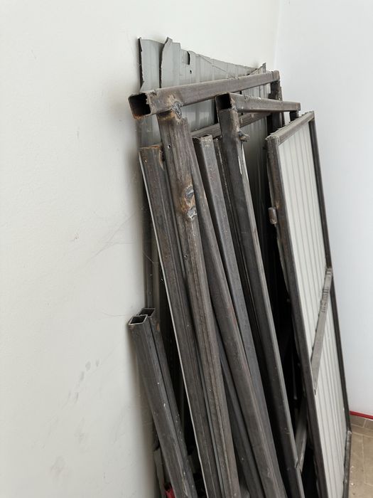 Tabla cutata si tevi rectangulare zincate, folosite