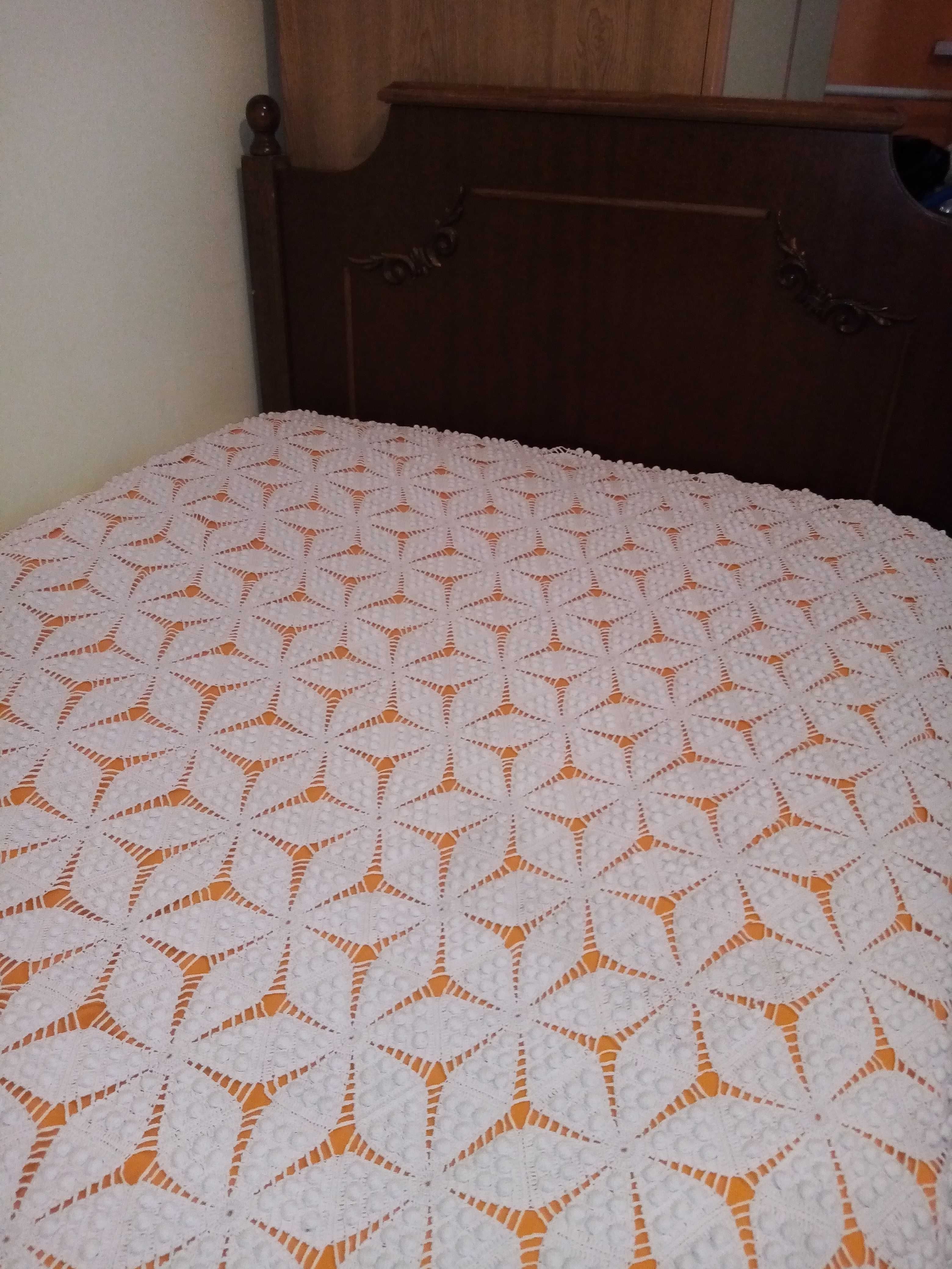 Ръчно плетена покривка за легло.