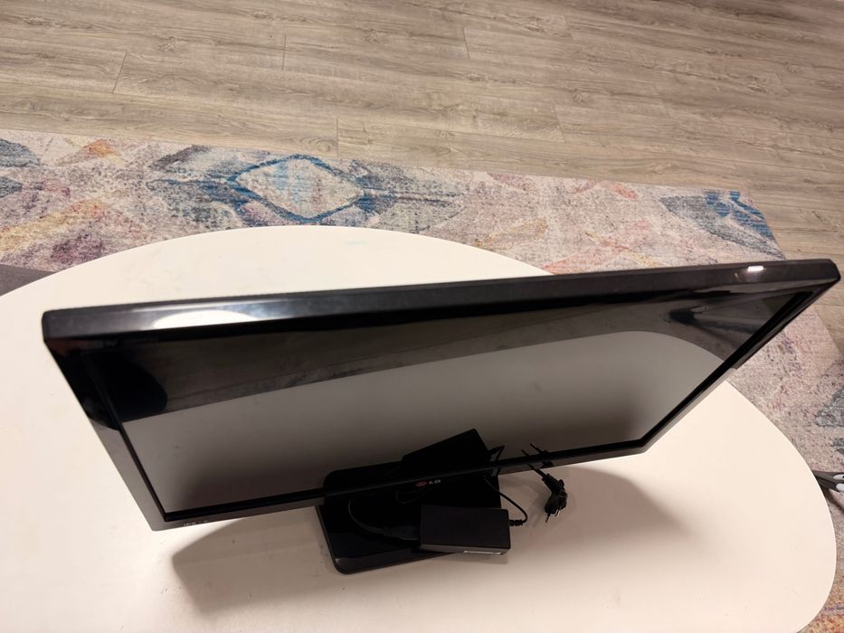 Малък компактен  LG телевизор