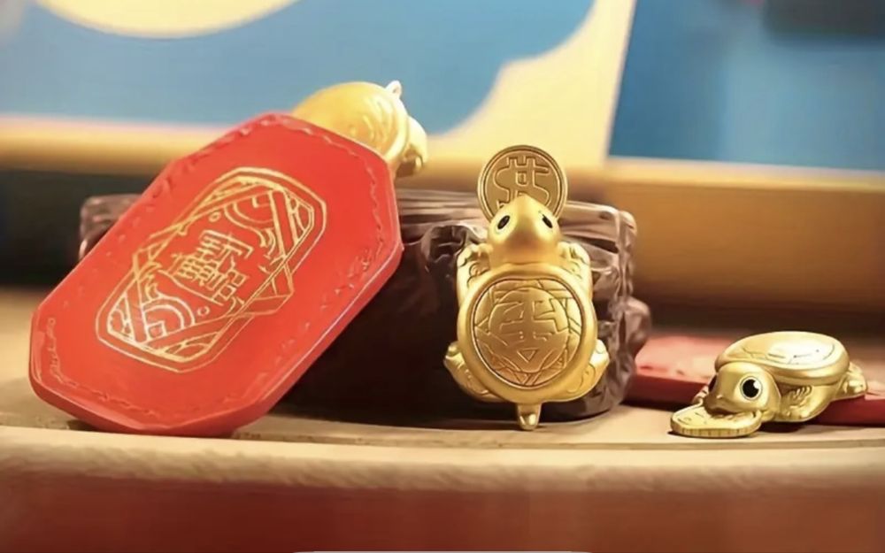 Амулетче - златиста костенурка с калъфче