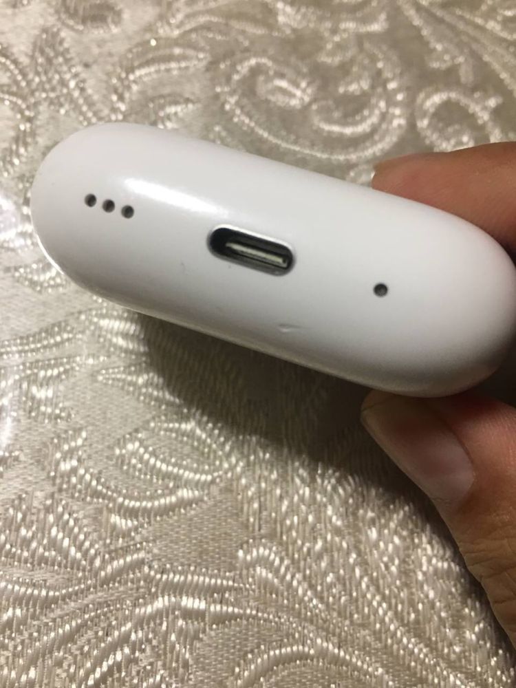 Airpods pro 2 typc унг томони кейс бн