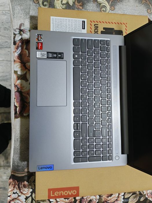 Ноутбук янги сотилади