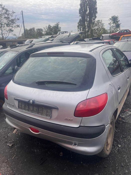 Пежо 206 1.1 бензин 2003 година на части