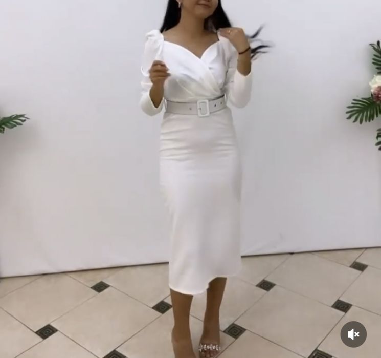 Платье белое, с ремешком. На размер с-м пойдет