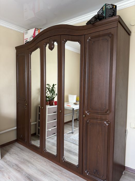 Спальная гарнитура без кровати,шкаф,2 тумбы и зеркало с тумбы