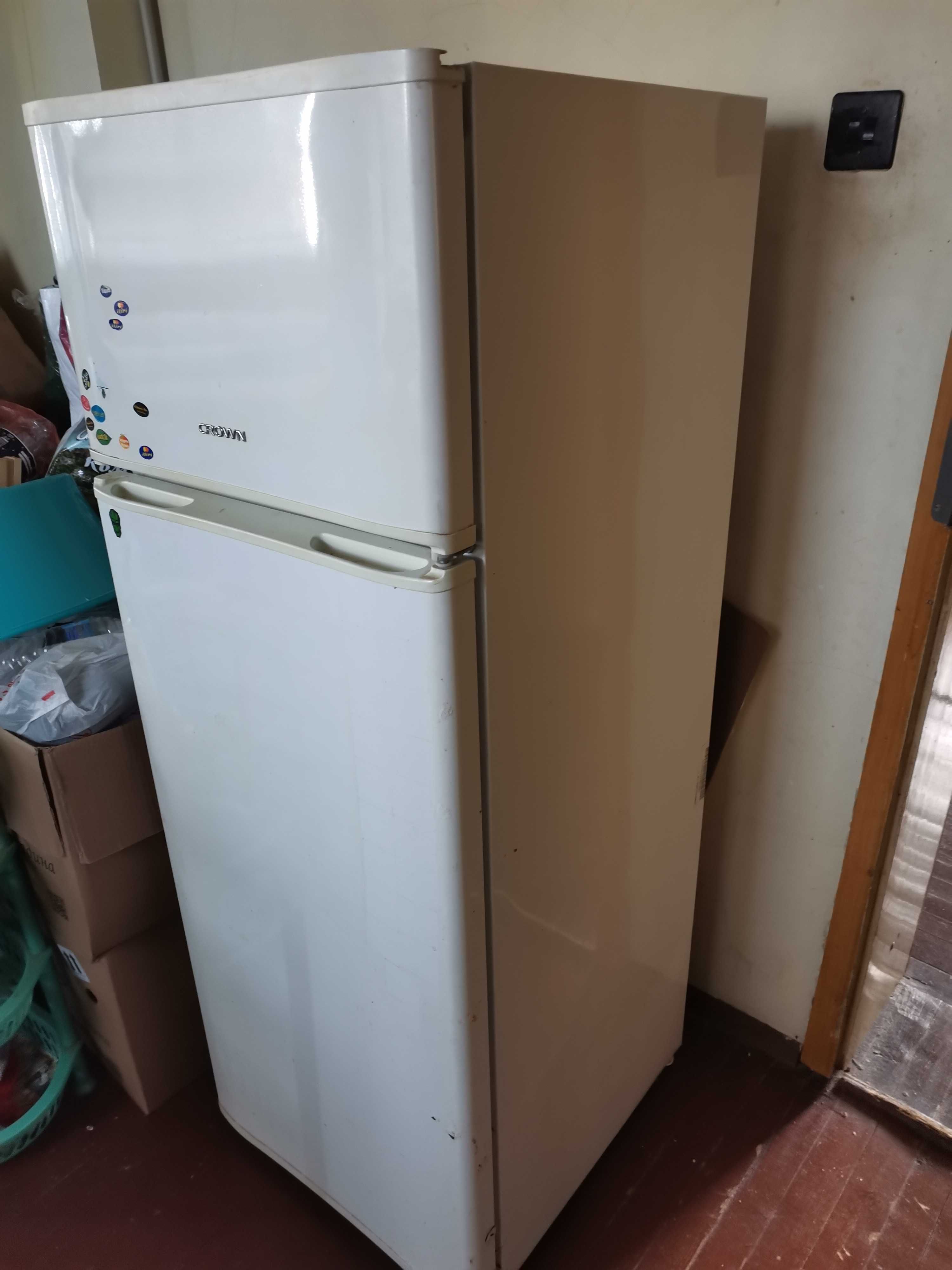 Хладилник CROWN с горна камера