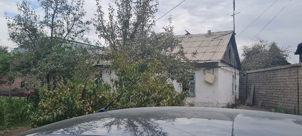 Придётся дом Ахангаране 4 комнаты  старый дом вина туалет внутри дома