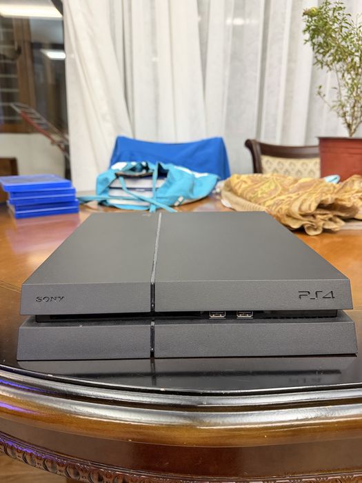Продам PlayStation 4 в хорошем состоянии