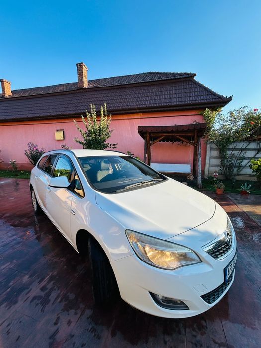 De vânzare Opel Astra J - 2011