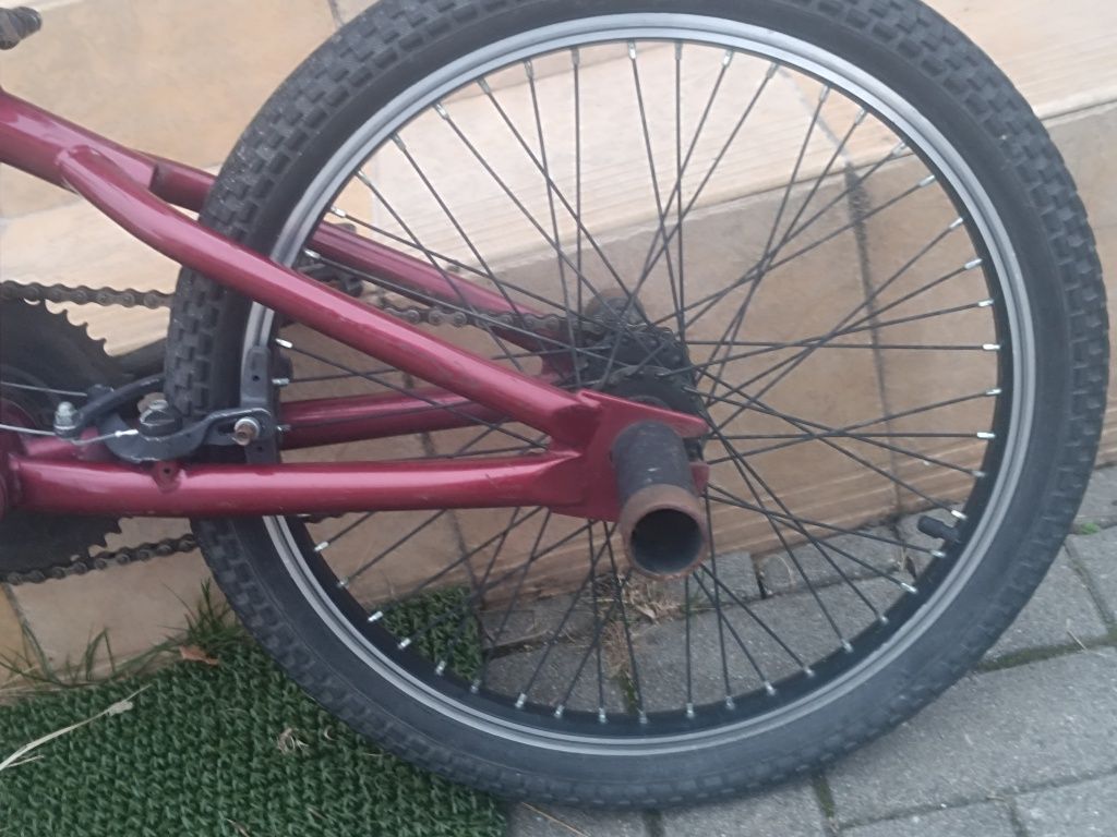 Bicicleta BMX cu peguri