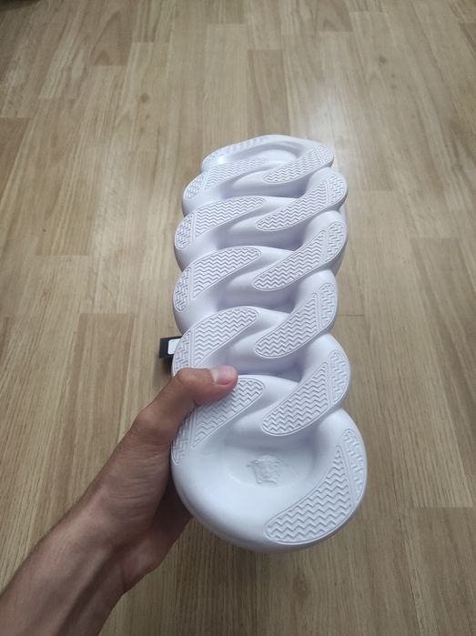 Versace chain reaction black and white