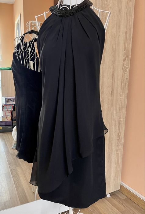 Официална черна рокля с маниста около врата - М рр.