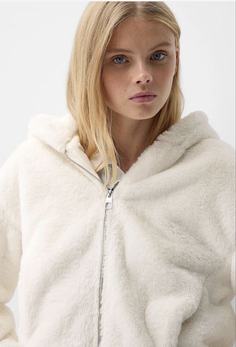 Бяло пухкаво и късо яке BERSHKA