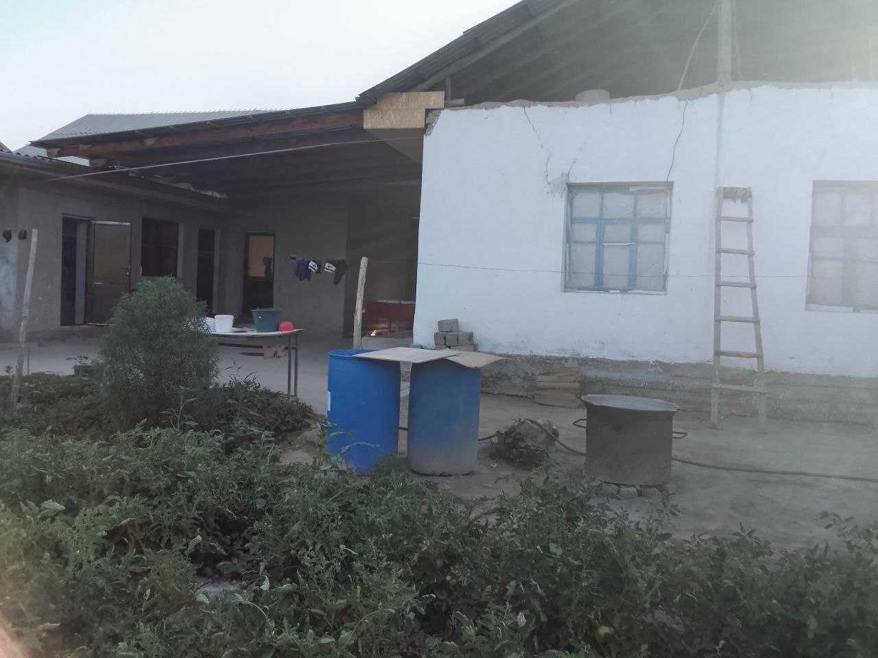 Toshken viloyat Chinoiz tumanida uy sotiladi