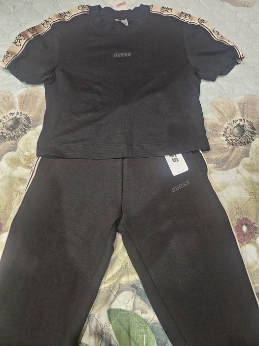 Черен екип на Guess.