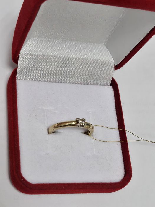 Золотое кольцо с бриллиантом