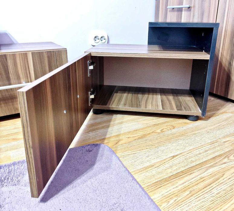 Нощни шкафчета и тоалетка с огледало в  цвят орех + черно