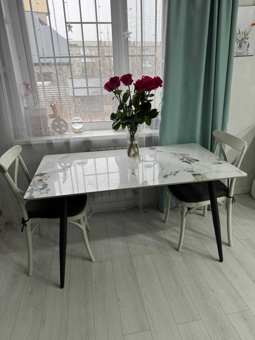 Кухонный/обеденный  стол в кухню