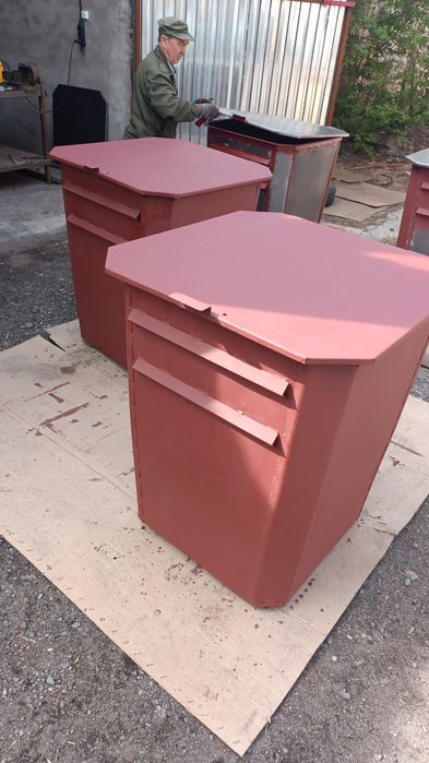 Продам мусорные  баки.