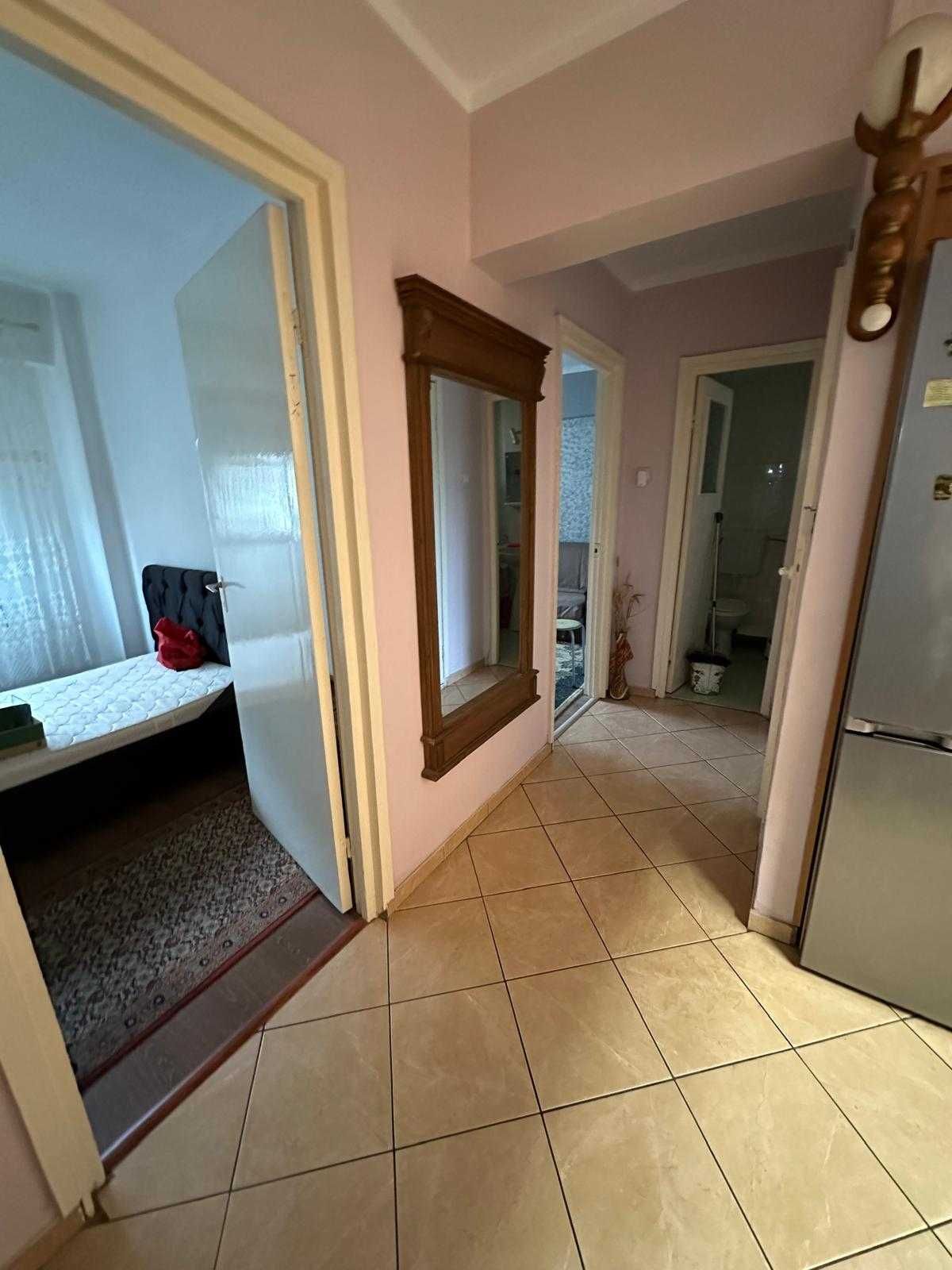 Vând apartament 3 camere decomandat Micro 16 etj. 1