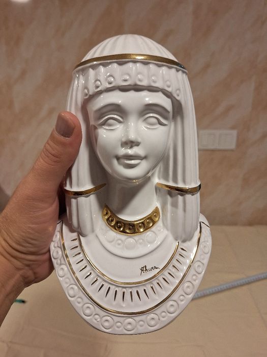 Порцеланов бюст Ahura