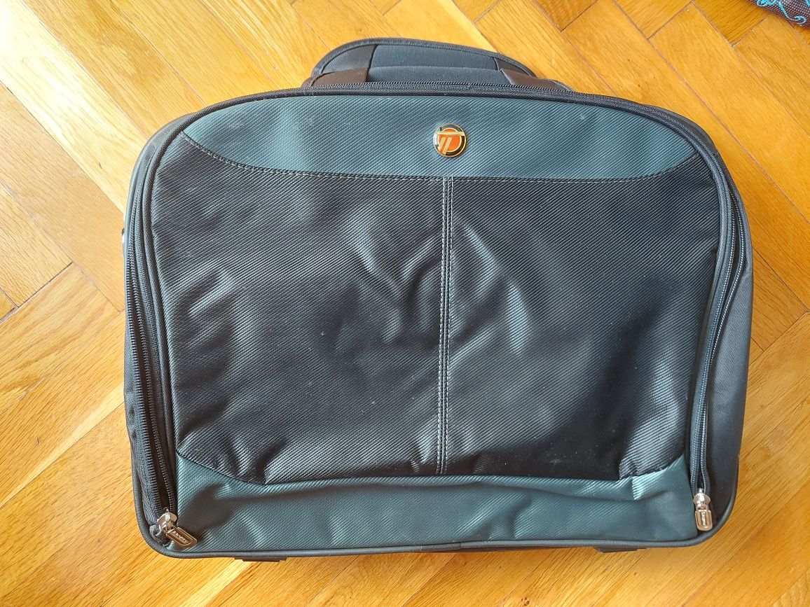 Бизнес чанта за лаптоп