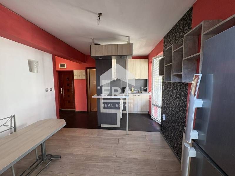 Тристаен частично обзаведен апартамент за продажба до  „Майчин дом“,