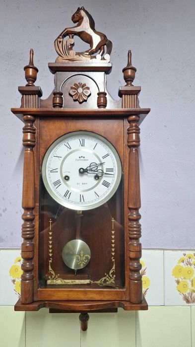 Ceas mecanic cu pendul si ornament cal.