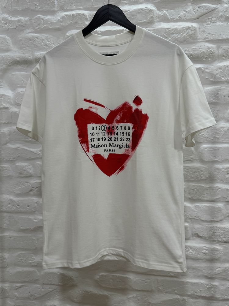 Мъжки Тениски Maison Margiela Black & White T-shirt Number & Red Heart