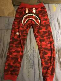 pantaloni bape rosii marimea M