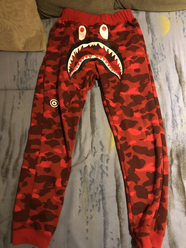 pantaloni bape rosii marimea M