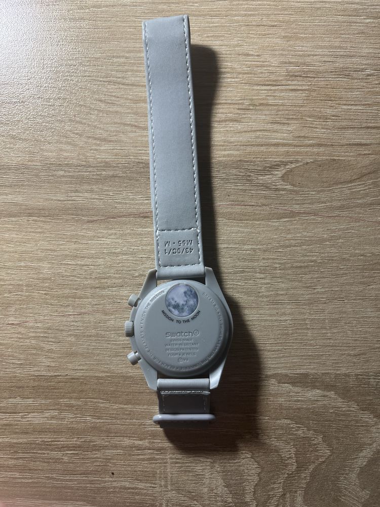 Omega x Swatch Mission to the Moonphase 1965 Edition.