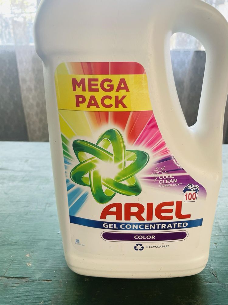 Течна прах за пране Ариел