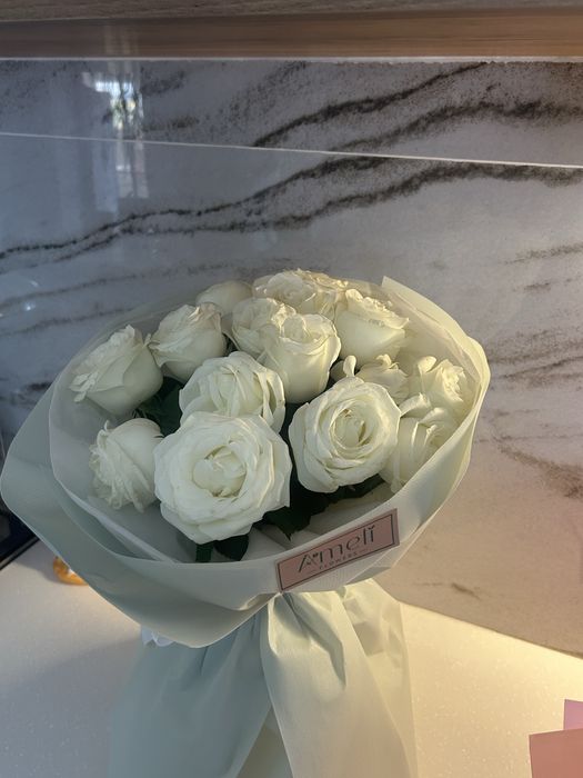 Свежый букет белых роз