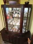 Vând vitrina mobila lemn de nuc,,geamuri de cristal an 1936,