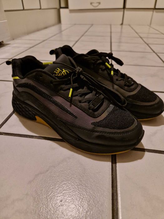 Дамски маратонки с холограмен ефект на английската марка KWD