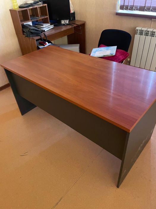 Шкаф, стол, стулья